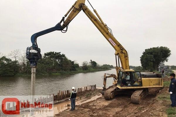 Thi công cofferdam tạm thời để ngăn dòng chảy sông khi xây dựng móng cầu